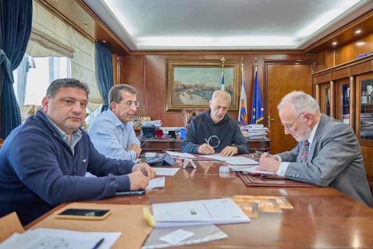 Φύτευση νέων δέντρων στον Πειραιά