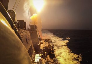Υεμένη: 4 Ελληνες στο MV Yorktown που έβαλαν στο στόχαστρο οι Χούθι – «Δεν αναφέρθηκαν τραυματισμοί»