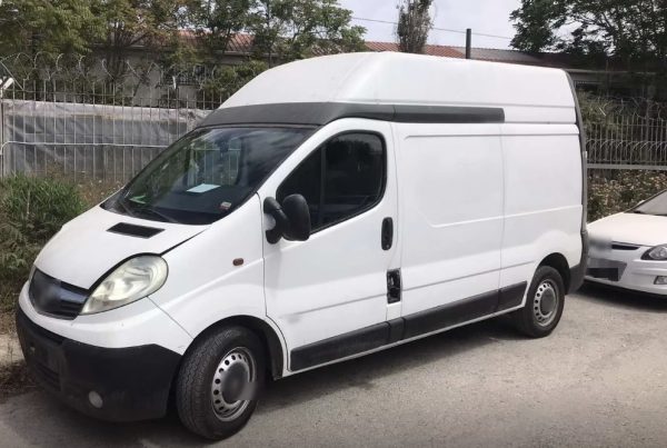 Αθήνα: Επεισοδιακή καταδίωξη διακινητή μεταναστών στο κέντρο – Είχε 15 ανθρώπους στοιβαγμένους σε φορτηγάκι