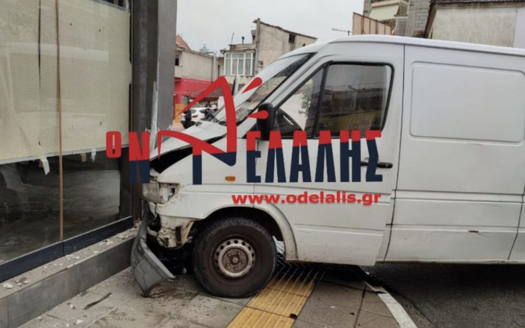 Κατερίνη: Τρόμος για… τρελή πορεία βαν – «Καρφώθηκε» σε τζαμαρία καταστήματος