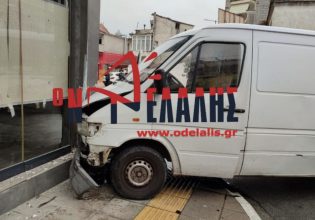Κατερίνη: Τρόμος για… τρελή πορεία βαν – «Καρφώθηκε» σε τζαμαρία καταστήματος