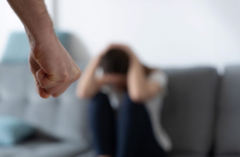 Αίγιο: 36χρονη δέχθηκε επίθεση από τον σύζυγό της και αποπειράθηκε να αυτοκτονήσει