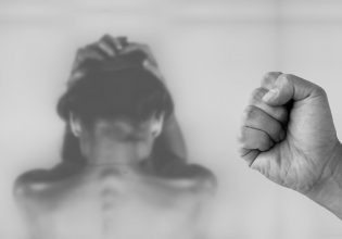 Θεσσαλονίκη: Ανήλικος κατήγγειλε τον πατέρα του για τον κατ’ εξακολούθηση ξυλοδαρμό της μητέρας του