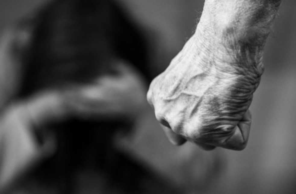Ηράκλειο: «Χειροπέδες» σε 35χρονο για τον ξυλοδαρμό της 34χρονης συζύγου του