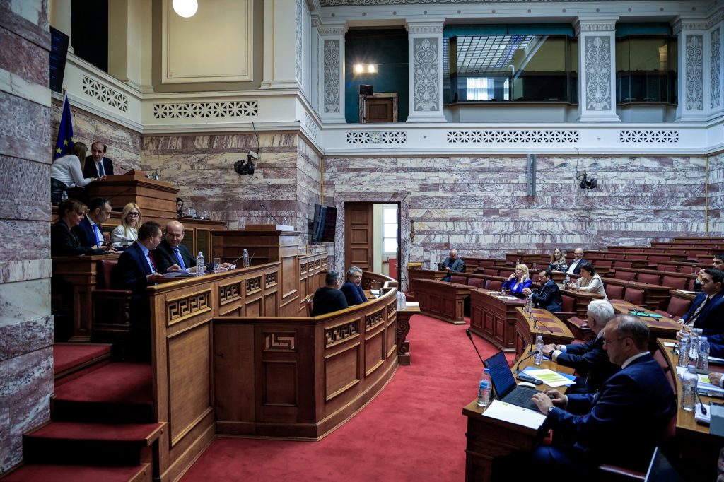 Βουλή: Καυγάς δισεκατομμυρίων για την αποεπένδυση από τις τράπεζες – Σε κοινή γραμμή κυβέρνηση – ΤτΕ