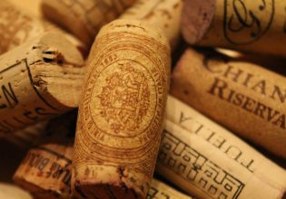 Τι δουλειά έχουν οι φελλοί μέσα στο αυτοκίνητο; – Δεν πάει ο νους σας