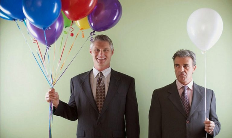 Εργασία: Σε ζηλεύει ο συνάδελφός σου; – Οι συμπεριφορές που δείχνουν ότι σε φθονεί κρυφά