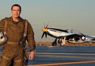 Ο Τζον Τραβόλτα πετάει πάνω από το Χόλιγουντ και από τον πόνο που του έδωσε η ζωή