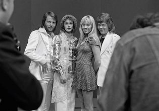 «Ένα ακόμη συγκρότημα τσιχλόφουσκας»: Η ημέρα που οι Abba κέρδισαν τη Eurovision