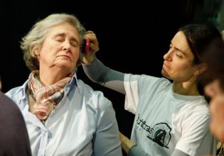 «Αν δεν μεγαλώναμε, σημαίνει ότι θα πεθαίναμε» – Ένα Μανιφέστο για το σώμα που αλλάζει