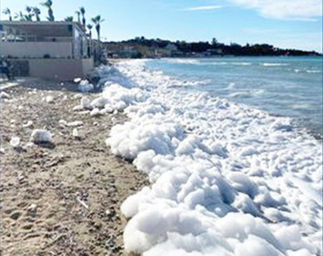 Ζάκυνθος: Ανησυχία για τους αφρούς στην παραλία του Τσιλιβί μετά τα περιστατικά ρύπανσης