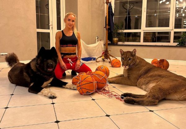 Συμπεριφέρεται σχεδόν σαν σκύλος – Η 37χρονη που έχει για κατοικίδιο ένα πούμα