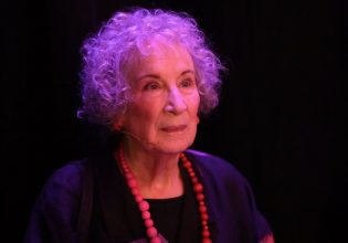 «Οι κατεστραμμένοι άνθρωποι βλάπτουν τους ανθρώπους» – Το αντιπολεμικό ποίημα της Μάργκαρετ Άτγουντ