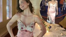 Η κόρη της Catherine Zeta-Jones έβαλε το φόρεμα της μητέρας της 25 χρόνια μετά και μάγεψε