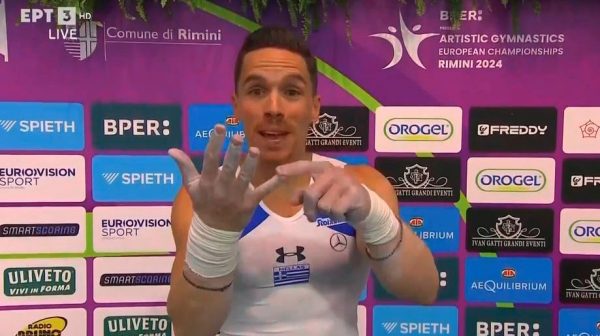 Άρχοντας των κρίκων: Ο Λευτέρης Πετρούνιας δείχνει τα επτά δαχτυλίδια του (vid)