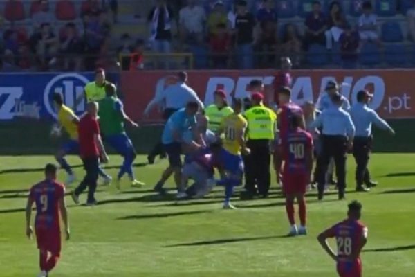 Οπαδοί της Τσάβες εισέβαλαν στον αγωνιστικό χώρο και επιτέθηκαν σε παίκτες της Εστορίλ