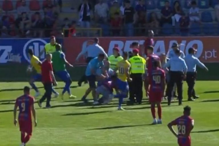 Οπαδοί της Τσάβες εισέβαλαν στον αγωνιστικό χώρο και επιτέθηκαν σε παίκτες της Εστορίλ