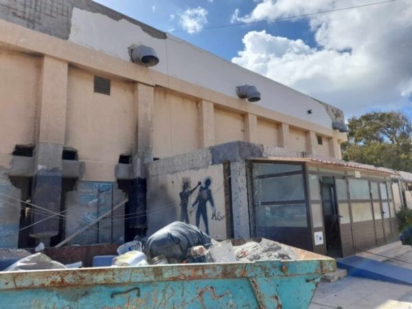 Ο Βρούτσης κάνει αθλητικές φιέστες στη Σύρο, αλλά το νησί δεν διαθέτει γήπεδα! (pics)