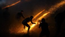 Χίος: Υπό αυξημένα μέτρα ασφαλείας τηρήθηκε το εντυπωσιακό έθιμο του ρουκετοπόλεμου στο Βροντάδο