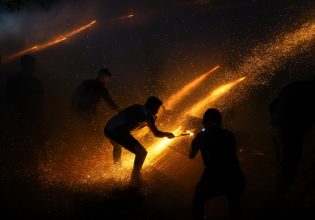 Χίος: Υπό αυξημένα μέτρα ασφαλείας τηρήθηκε το εντυπωσιακό έθιμο του ρουκετοπόλεμου στο Βροντάδο