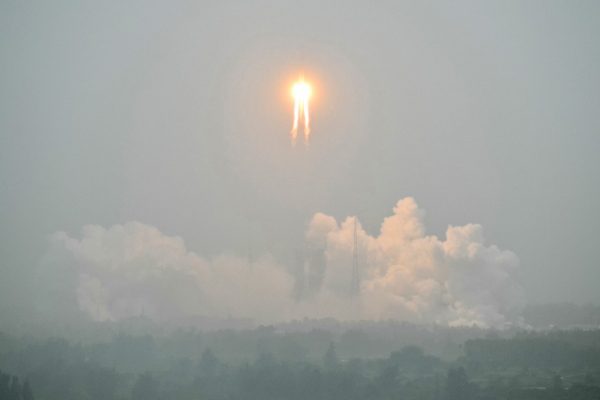 Κίνα: Η στιγμή της εκτόξευσης του διαστημοπλοίου Chang'e-6