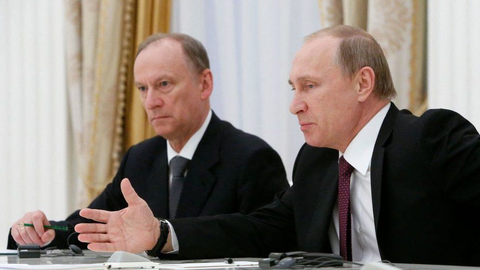 Ρωσία: Ο Πούτιν αποστρατεύει τον μαχητή του Ψυχρού Πολέμου και αναδεικνύει νεότερους συνεργάτες