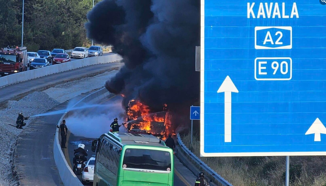 Θεσσαλονίκη: Στις φλόγες λεωφορείο του ΟΑΣΘ – Κλειστό το ρεύμα προς δυτικά