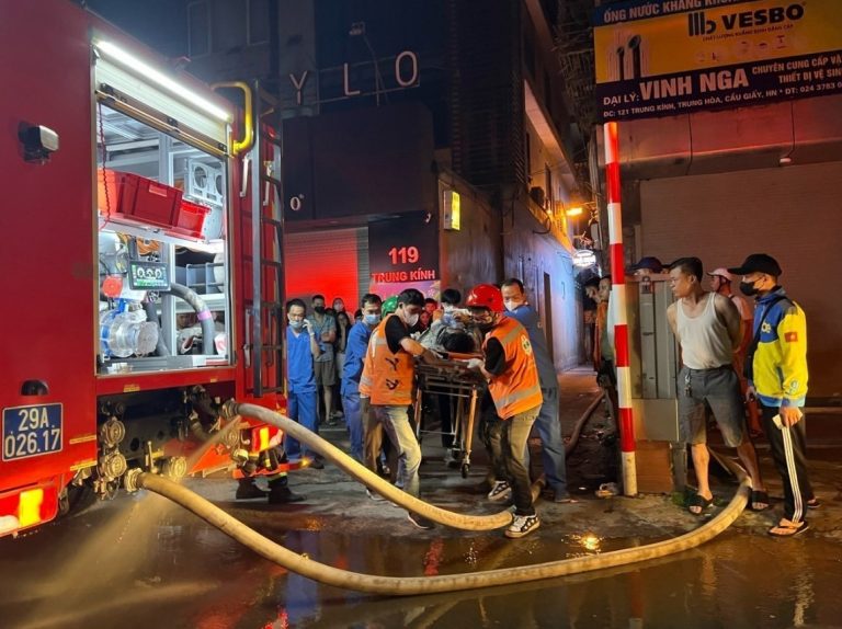 Βιετνάμ: Τουλάχιστον 14 νεκροί σε πυρκαγιά πολυκατοικίας – Σημειώθηκαν πολλές εκρήξεις