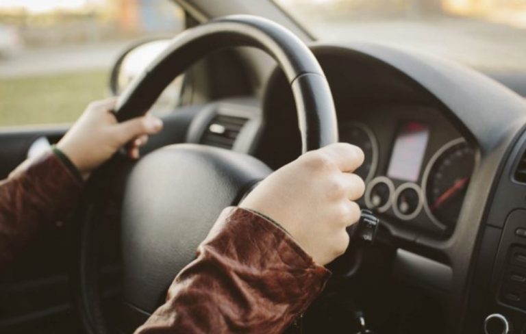 Κρήτη: Ξέχασε να βάλει χειρόφρενο και παραλίγο να πατήσει οικογένεια με δύο μωρά