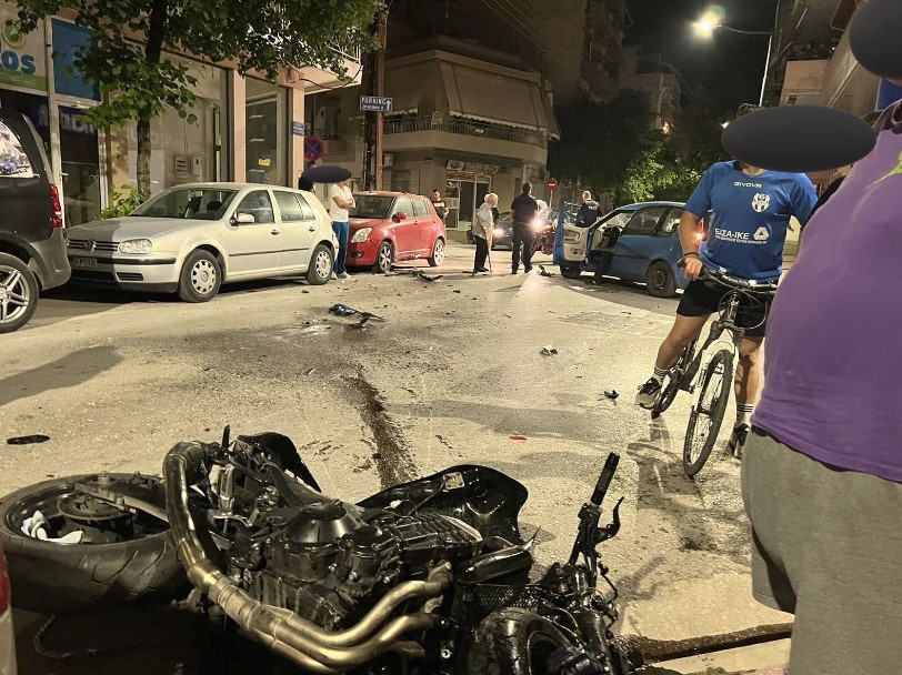 Λάρισα: Στο νοσοκομείο δύο 23χρονοι μετά τη σύγκρουση Ι.Χ με μοτοσικλέτα