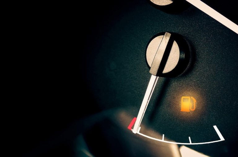 Τι μπορεί να προκαλέσει στο αυτοκίνητό σας η οδήγηση με αναμμένη την ένδειξη του ρεζερβουάρ;