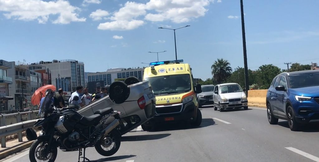 Σοβαρό τροχαίο με ανατροπή ΙΧ στην Κηφισίας