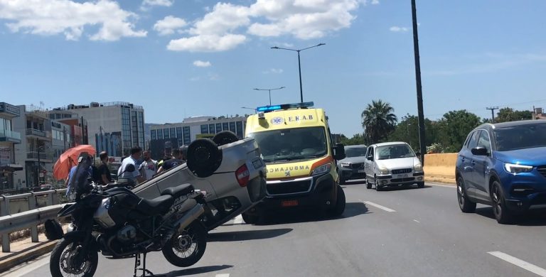 Σοβαρό τροχαίο με ανατροπή ΙΧ στην Κηφισίας