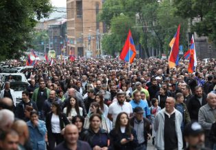 Αρμενία: Χιλιάδες πολίτες διαδήλωσαν ζητώντας την παραίτηση του πρωθυπουργού Πασινιάν – Συνελήφθησαν 226