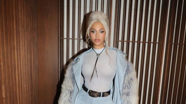 Το εντυπωσιακό χτένισμα και η εκπληκτική σκιά ματιών της Beyoncé χάρισαν ρετρό αέρα στην εμφάνισή της