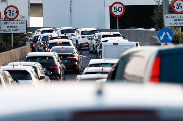 Κίνηση: Καθυστερήσεις στην Αττική Οδό προς αεροδρόμιο – Κυκλοφοριακές ρυθμίσεις στον κόμβο Κηφισίας