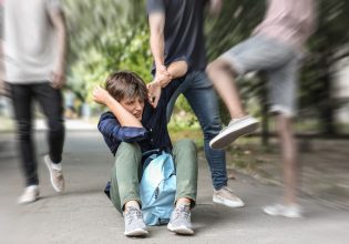 Θεσπρωτία: Άγρια επίθεση σε 12χρονο από συμμαθητή του – Στο νοσοκομείο με διπλό κάταγμα στη γνάθο