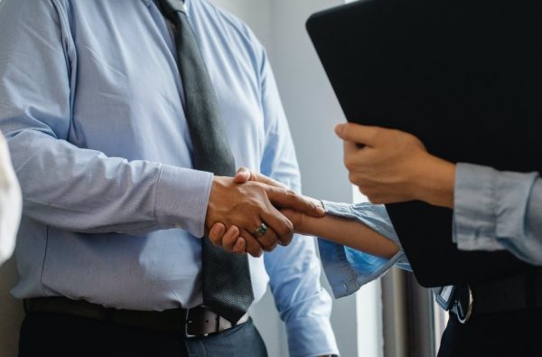 Είστε ο αγαπημένος συνάδερφος όλων; – Τότε μάλλον δεν θα πάρετε ποτέ προαγωγή