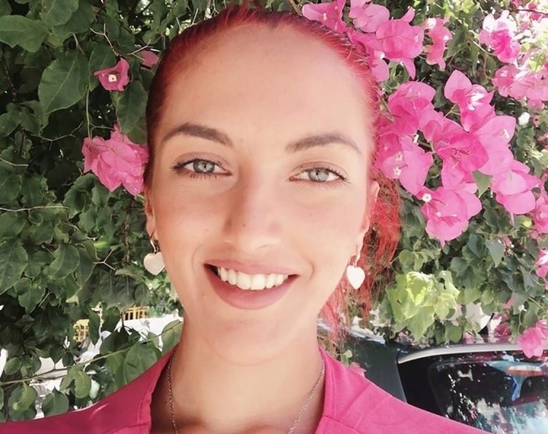 Γυναικοκτονία στους Αγ. Αναργύρους: Βαρύ το κλίμα στο μνημόσυνο της Κυριακής Γρίβα