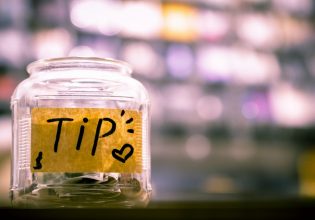 Σερβιτόρα εξηγεί τον λόγο που ένα τραπέζι με μικρό φιλοδώρημα μπορεί να της… κοστίσει χρήματα