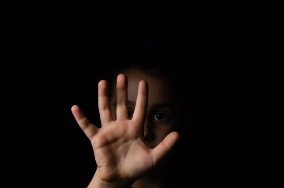 Θεσσαλονίκη: Χειροπέδες σε 50χρονο για σεξουαλική παρενόχληση της ανήλικης κόρης της συντρόφου του