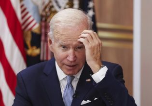 ΗΠΑ: «Κατακρημνίζεται» ο Μπάιντεν – Σε χαμηλό διετίας η δημοφιλία του στη χώρα