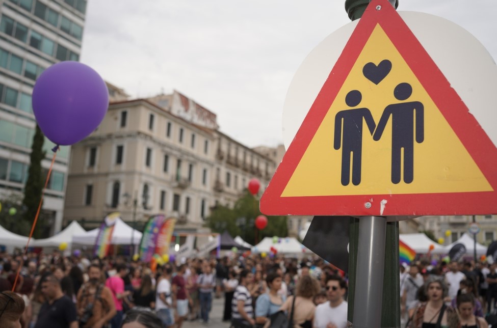 H κοινότητα ΛΟΑΤΚΙ+ στην Ευρώπη αντιμετωπίζει λιγότερες διακρίσεις, αλλά περισσότερη βία