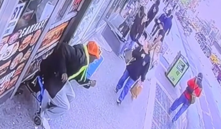 Νέα Υόρκη: Δέχθηκε επίθεση με μαχαίρι μπροστά στα μάτια της κόρης της – «Αυτός ο άντρας θα επιτεθεί ξανά»