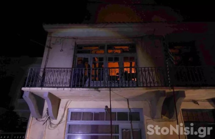 Κάηκε ολοσχερώς το ιστορικό κτίριο της Λέσχης Αρίσβης στην Μυτιλήνη
