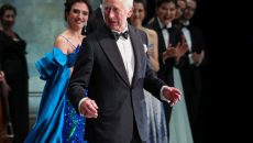 Βασιλιάς Κάρολος: Η έκπληξη που έκανε στην Όπερα του Λονδίνου – Υποκλίθηκε στη σκηνή μαζί με τους καλλιτέχνες