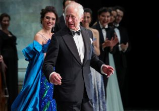 Βασιλιάς Κάρολος: Η έκπληξη που έκανε στην Όπερα του Λονδίνου – Υποκλίθηκε στη σκηνή μαζί με τους καλλιτέχνες