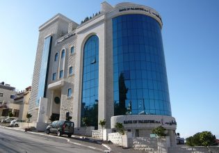 Le Monde: Ομάδες ενόπλων έκλεψαν πολλά εκατομμύρια από τράπεζες της Γάζας
