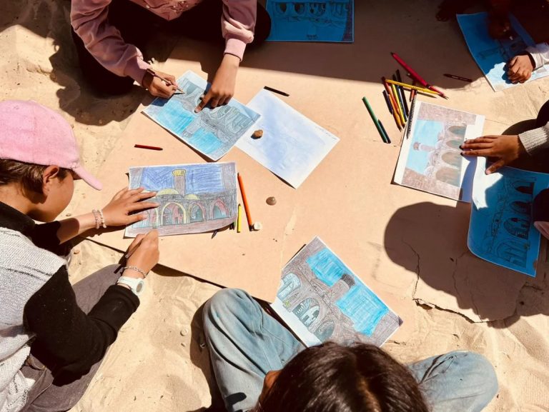 Γάζα: Παιδιά ζωγραφίζουν βομβαρδισμένα ιστορικά μνημεία εν μέσω πολέμου