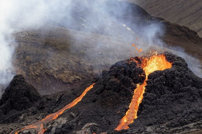 Ισλανδία: Εξερράγη και πάλι το ηφαίστειο στη χερσόνησο Ρέικιανες, για πέμπτη φορά από τον Δεκέμβριο